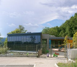 Communauté de Haute Provence - site internet de la CCHP - Image de la crèche de Virebois à Mane - et panneaux photovoltaiques